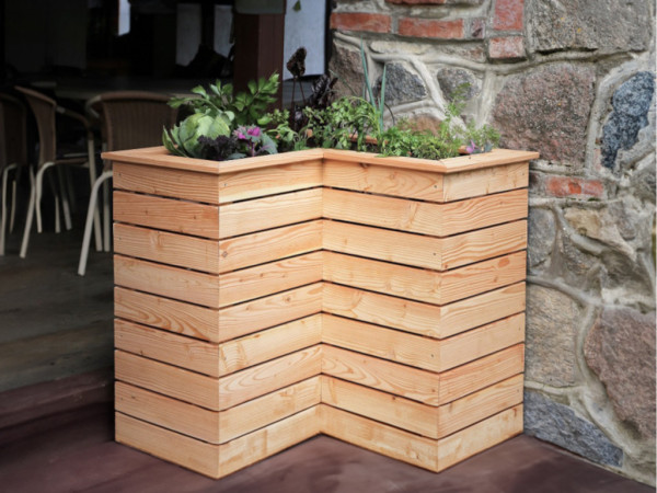 Plantenbak voor in de hoek van lariks TINA verhoogde kweekbak