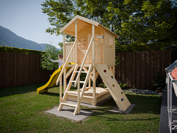 Onbehandeld speelhuisje op palen Nele incl. gele glijbaan