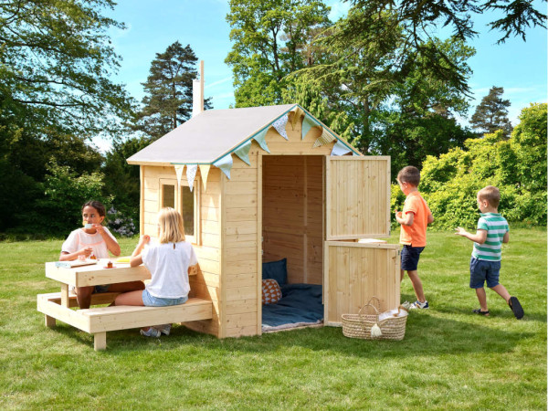 Speelhuisje buiten Tiana onbehandeld met picknicktafel