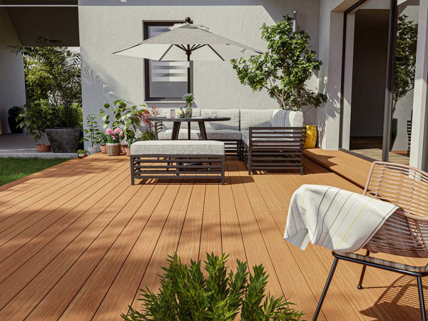 De afbeelding toont een plank met bewerkt oppervlak; de geleverde planken hebben natuurlijke houtkenmerken.