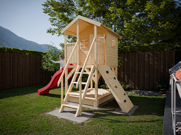 Onbehandeld speelhuisje op palen Nele incl. rode glijbaan
